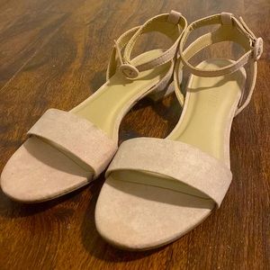 Size 10 cushionaire flats with ankle strap. Great condition!